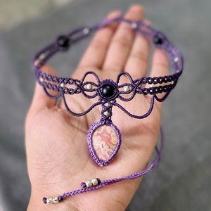 Collier en macramé artisanal violet avec pendentif en pierre rose en forme de larme, perles noires, bijoux bohèmes faits à la main pour femmes - Product Image 1