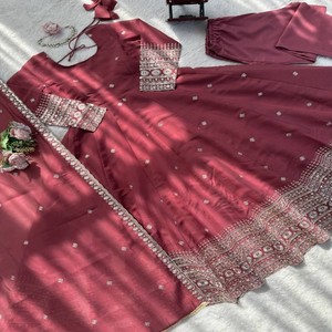 VASTRA COTTAGE Elegante Conjunto de Vestido de Seda Chanderi con Trabajo de Lentejuelas y Hilo, Ropa Étnica de Diseñador con Pantalón y Dupatta de Chanderi - Product Image 6