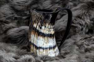 Taza de Cuerno Vikinga Hecha a Mano con Diseño Único de Animales Tallados, Ecológica, de Alta Calidad, Personalizada, de Ágata Natural - Product Image 1