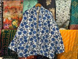 Chaqueta de Algodón Acolchada Reversible Hecha a Mano con Diseño Kantha de Jaif Textiles, Cierre con Botones de Cuerno, Ecológica, para Mujer - Product Image 4