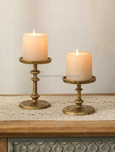 Candelabro con Acabado Dorado Antiguo Deslustreado - Portavelas de Latón Sólido, Exportador de Moradabad - Product Image 2