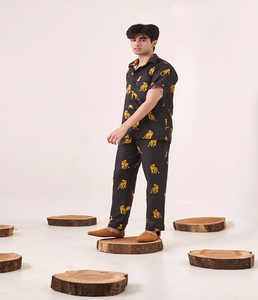 ชุดเซ็ตเสื้อและกางเกงขาสั้นลายเสือดาวสีดำสำหรับผู้ชายสุดเทรนดี้ เนื้อผ้าเบาสบาย เหมาะสำหรับใส่ลำลองในฤดูร้อน ทรงหลวมสไตล์สตรีทแฟชั่น - Product Image 1