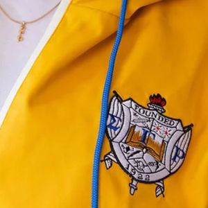 Chaqueta para todo tipo de clima Sigma Gamma Rho para mujer, amarilla, con capucha, con cremallera, cortavientos, estilo casual de la hermandad griega - Product Image 4