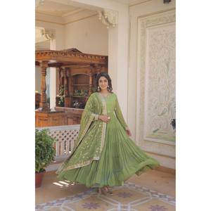 Lehenga Choli Amarillo de Diseño en Rayón para Fiesta con Lentejuelas y Bordados, Talla M - Product Image 2
