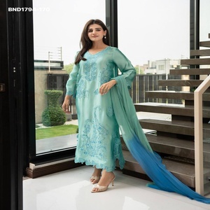 Conjunto de pantalón largo y recto de rayón de alta calidad con intrincado trabajo de hilo, y dupatta a juego con efecto degradado, de exportador indio. - Product Image 1