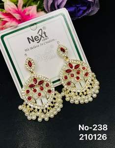 Boucles d'oreilles pendantes ethniques tendance pour femmes, en alliage plaqué or, avec diamants américains et perles Kundan, légères et glamour, style indien. - Product Image 3