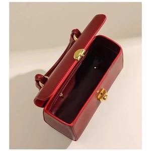 Bolso de mano de cuero genuino rojo para mujer, estilo vintage, con asa superior, estructurado, tipo bandolera, con cierre dorado y diseño de caja. - Product Image 2