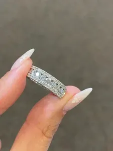 แหวนมอสซาไนต์วงกว้าง เงินแท้ 925 ประดับเพชรแบบปาเว่ แหวนแต่งงานสำหรับผู้หญิง เครื่องประดับหรูหรา - Product Image 3