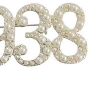 Broche vintage 1938 avec perles et strass, style numéro, accessoire de mode pour femmes et hommes - Product Image 4