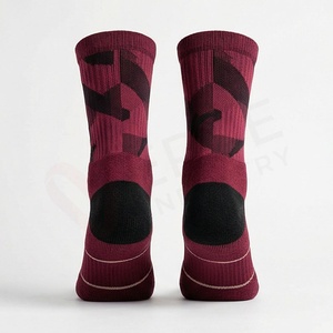 Chaussettes pour hommes à motif géométrique, tricotées, respirantes, en spandex et polyester, style sportif régulier pour l'automne - Product Image 2