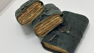 Carnets en cuir gaufré pour la prise de notes, le croquis, le journal de voyage, les cadeaux, la papeterie, la vente au détail, la vente en gros et la fourniture en vrac - Product Image 3