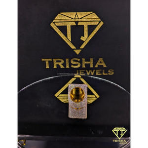 Bague carrée de luxe plaquée or avec diamants de laboratoire VVS, bijoux hip-hop sertis de pierres brillantes par Trisha Jewels - Product Image 5