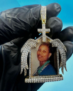 Colgante de Plata 925 con Alas de Ángel VVS Moissanite, Colgante Hip Hop con Incrustaciones de Diamantes, Colgante Circular Personalizado con Foto - Product Image 1