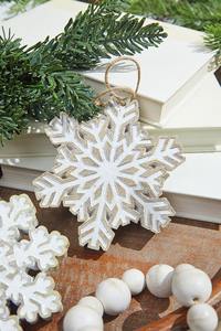 Ornements de Noël en bois faits à la main, style rustique, flocons de neige blanchis, décorations suspendues pour l'arbre, décorations de Noël vintage pour la maison - Product Image 3