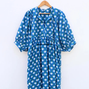 Belle robe en coton à motifs floraux, imprimée à la main, pour un usage décontracté. - Product Image 2