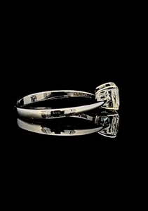 Bague en or 14 carats avec diamant de laboratoire de 1 carat taille coussin modifiée brillante, certifiée IGI, E VVS2 CVD, bague solitaire - Product Image 2