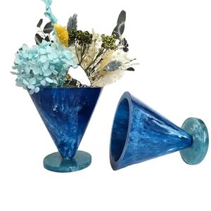 Florero de Resina Color Naranja Hecho a Mano para Decoración del Hogar, Florero Decorativo Moderno para Sala de Estar, Oficina y Hotel - Product Image 1