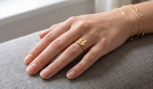 DIVYORO แหวนชุบทอง 22k ลายใบไม้สามใบสุดคลาสสิกสำหรับผู้หญิง - Product Image 3