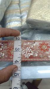 Exquisito Encaje Bordado Floral Tradicional Multicolor con Cuentas de Perlas, Hilo Metálico Zari y Cuentas Brillantes 100% Poliéster - Product Image 2