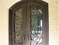 Portes intérieures décoratives très demandées avec fer forgé et verre, ouverture manuelle, idéales pour les marchés résidentiels de luxe