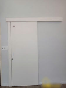 Porte intérieure blanche de qualité export, finition soignée, design moderne, système push-pull, bois massif insonorisé, DEWOO DOOR WPC Composite - Product Image 4
