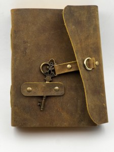Diario de viaje hecho a mano con cierre en C, cuaderno de cuero genuino con bordes deshilachados, estilo vintage. - Product Image 2