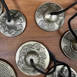 Cymbales Tingsha en Bronze Artisanales Ali avec Gravure Intricata, Diamètre 6,5 cm, Poids 0,2 kg - Cymbales de Gong Professionnelles pour Performance - Product Image 1