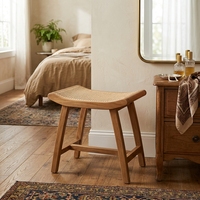 Tabourets de spa écologiques modernes, structure en teck massif, assise courbée en rotin tressé artisanal, meubles d'appoint pour chambre d'hôtel