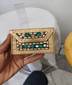 Bolso de mano de lujo hecho a mano con adornos de metal chapado en oro Kundan, personalizado, para bodas, eventos y fiestas. - Product Image 5