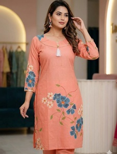 Colección de Kurtis con Estampado Floral Indio en Poliéster y Rayón Color Durazno, Ropa Étnica India para Mujer, Kurtis para Fiestas, Bodas y Uso Casual - Product Image 1