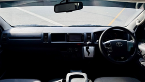 Minibús Toyota Hiace 2017 con Volante a la Izquierda, Fuente de Energía Híbrida y 3 Años de Garantía en Venta con Descuento - Product Image 2