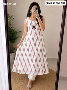 Nuevo Kurti Largo de Algodón Khadi con Estampado Ikkat en Toda la Prenda, Sin Mangas y Corte en A, con Pantalón Blanco a Juego - Exportador de Moda Femenina - Product Image 3