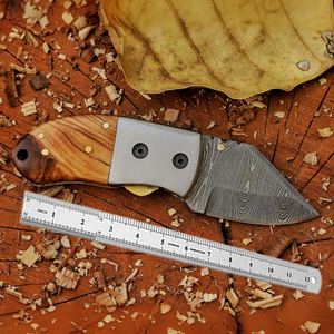 Mini couteau pliant en acier Damas avec manche en bois d'olivier, couteau EDC fait main sur mesure, lame tranchante, couteau de camping en plein air - Product Image 1