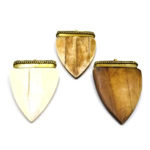 Colgante de Flecha de Hueso de Buey Hecho a Mano: Punta Dorada con Puntos, Focal de Joyería Bohemia, Hueso Tallado, Hueso Natural, Para Fabricación de Joyas, Tribal - Product Image 1