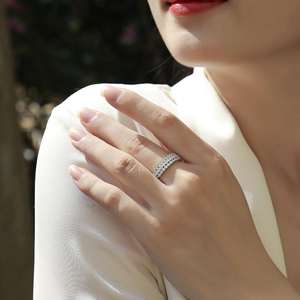 Anillo de compromiso de media eternidad con triple hilera de diamantes redondos, conjunto nupcial de anillos de plata 925 con diamantes cultivados en laboratorio en oro macizo de 10K - Product Image 5