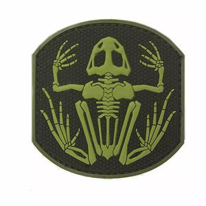 Etiquetas de goma de PVC personalizadas de primera calidad para colecciones de ropa urbana de alta gama, marcas de moda y fabricantes de ropa. - Product Image 1