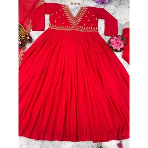 ชุดเดรสผ้าจอร์เจียสำหรับใส่ทำงานปักลายมีพื้นสีแดง - Product Image 6