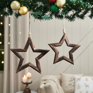 Adornos colgantes de estrellas de madera hechos a mano con centros huecos y colgadores de hilo de yute, perfectos para decoración rústica navideña. - Product Image 2