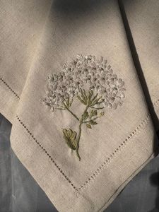 Serviettes personnalisées 100% lin faites à la main avec motifs brodés en trois dimensions, carrées 6x6 pouces, lavables en machine, décoration d'intérieur - Product Image 4