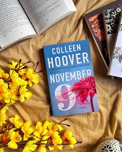 9 de noviembre, de Colleen Hoover, edición en papel, novela de ficción romántica, historia de amor, drama contemporáneo. - Product Image 1