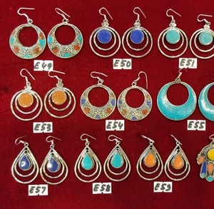 ต่างหูแบบห้อยสไตล์คลาสสิกจาก Asthamangal Gift Craft ทำจากโลหะผสม ประดับเพชรแบบ Channel Setting สีโรสโกลด์ ทำด้วยมือจากเนปาล เหมาะสำหรับผู้หญิงในงานปาร์ตี้หรือโอกาสพิเศษ (รุ่นต่างๆ) - Product Image 2