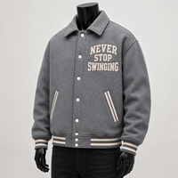 Blouson universitaire gris pour homme avec patchs brodés « Never Stop Swinging », style preppy, streetwear hiver éco-responsable, veste de baseball