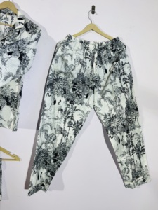 Conjunto de Pijama con Estampado de Jungla en Blanco y Negro |   Ropa de Dormir de Algodón para Mujer |   Conjunto de Muebles para Exteriores Estilo Safari - Product Image 2