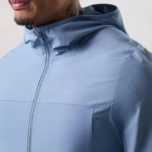 Un ensemble de survêtement élégant pour homme, composé d'un haut et d'un pantalon, offrant un look athlétique et raffiné, idéal pour les séances d'entraînement et les moments décontractés. - Product Image 2