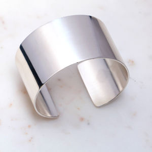 Bracelet manchette large en laiton fait main, jonc ouvert doré poli, style minimaliste et affirmé, pour femme, bijou bohème, cadeau - Product Image 3