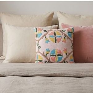 Housse de coussin carrée décorative en coton brodé floral style bohème, lavable, design fait main – Grande Vente - Product Image 6