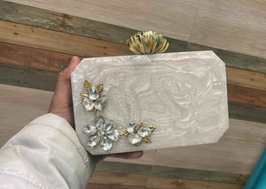 งานฝีมือเรซิ่นสีขาวคุณภาพส่งออก: กระเป๋าคลัทช์เรซิ่นดีไซน์หรูหราสำหรับตลาดโลก - Product Image 3