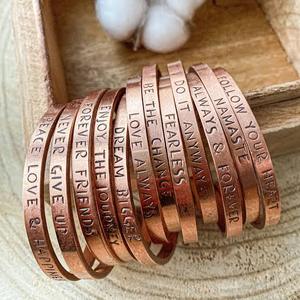 Bracelet unisexe en cuivre massif poli à la main avec croix magnétique, design de Noël - Product Image 2