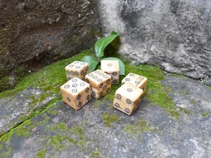 Dés ronds blancs polis de qualité supérieure, écologiques, faits à la main, pour l'art moderne et les objets de collection, cubes numérotés en matériau naturel, pour utilisation sur table. - Product Image 6