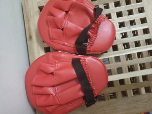 Pad de frappe en PU rouge avec sangle noire pour l'entraînement, conception durable, utilisation toutes saisons - Product Image 5